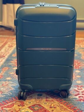 Samsonite Outline Pro Spinner
Carry-On, Emerald Green
